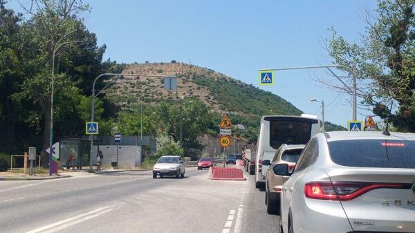 Реверсивное движение транспорта в районе Инкерманского моста в Севастополе