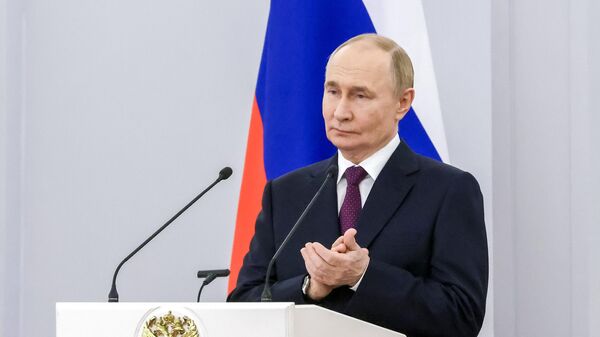 Президент Владимир Путин встретился с выпускниками вузов силовых и военных ведомств Президент Владимир Путин встретился с выпускниками вузов силовых и военных ведомств