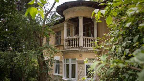 Дома в поселке Научный построены в стиле сталинского ампира Дома в поселке Научный построены в стиле сталинского ампира