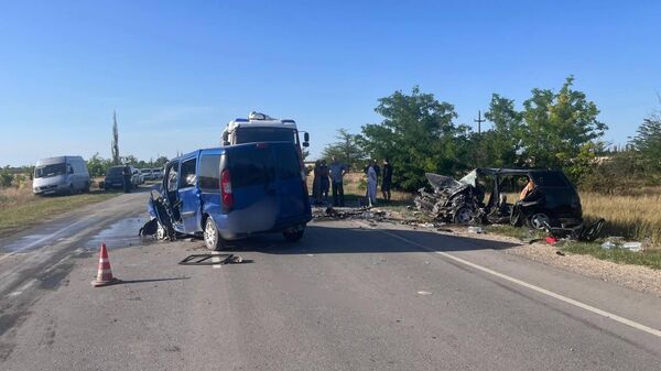 В Крыму в столкновении легковушки и микроавтобуса погибли два водителя и ранен пассажир