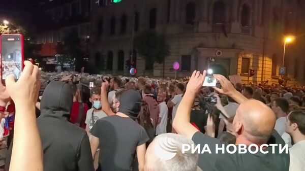 Стычки между протестующими и полицией в центре Белграда