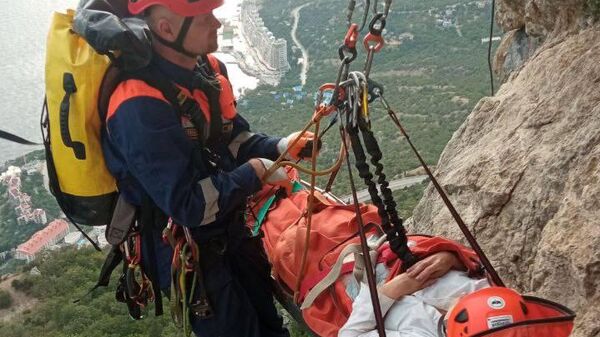 Эвакуация пострадавшей на Виа Феррате