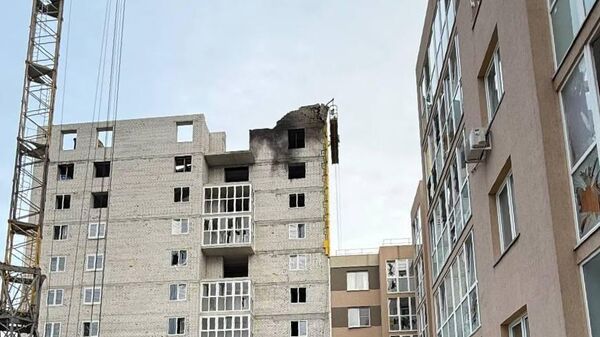 Последствия атаки беспилотника на многоэтажку в Ельце