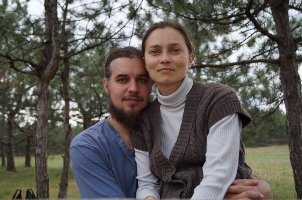 Священник Олег Бобарыкин с супругой под Крынками на пикнике. До СВО Священник Олег Бобарыкин с супругой под Крынками на пикнике. До СВО