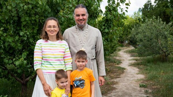 Семья Бобарыкиных в саду, посаженном своими руками