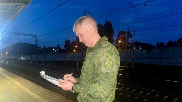 Следователь работает на месте гибели ребенка от удара током на железной дороге