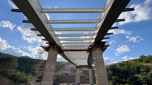На объездной Алушты закончили надвижку пролета виадука На объездной Алушты закончили надвижку пролета виадука