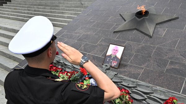Стихийный мемориал в память о погибшем заместителе главкома ВМФ РФ М. Гудкове
