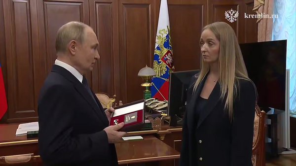Путин в Кремле вручил вдове Михаила Гудкова вторую Золотую Звезду Героя России