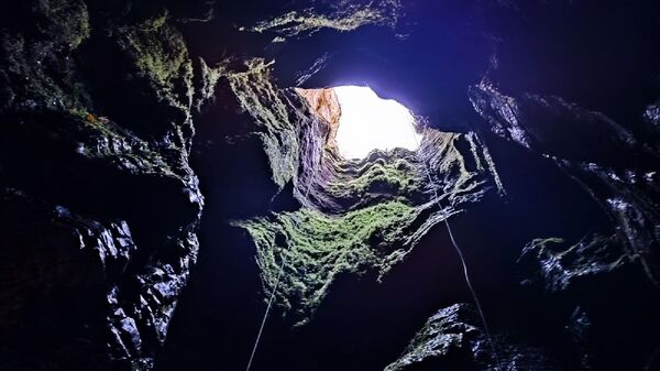 Спелеолог в пещере