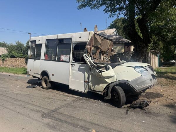 В ДНР при столкновении рейсового автобуса и внедорожника два человека погибли и 22 ранены В ДНР при столкновении рейсового автобуса и внедорожника два человека погибли и 22 ранены