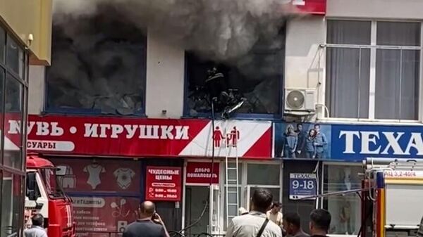 В центре Керчи горит магазин