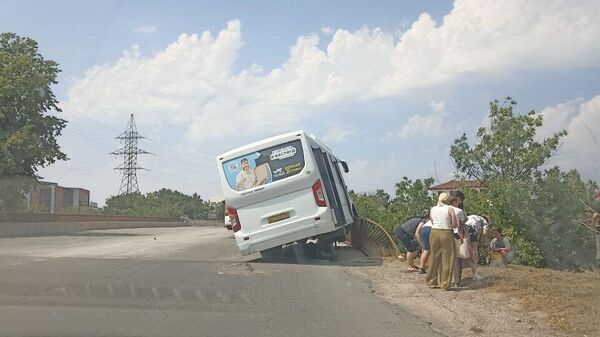 В Симферополе пассажирский автобус чуть не упал с моста