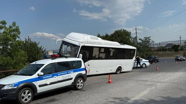 В Симферополе автобус влетел в ограждение моста