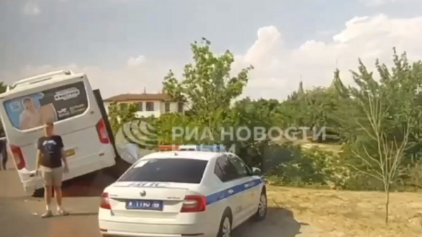 В Симферополе автобус влетел в ограждение моста