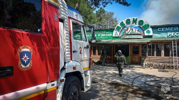 Пожар в ресторане тушат силы МЧС России в Севастополе