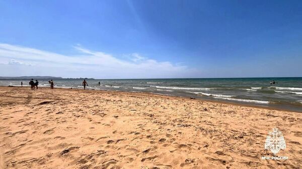 Водолазы МЧС спасли женщину при очистке Черного моря от мазута