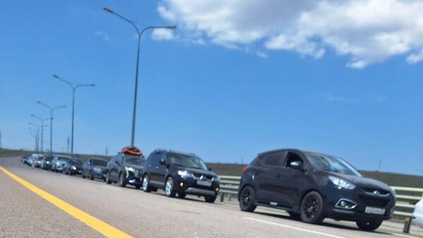 Очередь перед Крымским мостом Очередь перед Крымским мостом