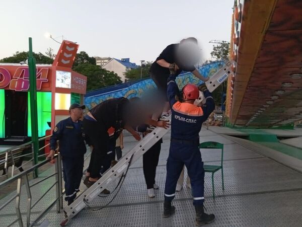 В Евпатории 22 ребенка и двое взрослых спасены с остановившегося на высоте аттракциона