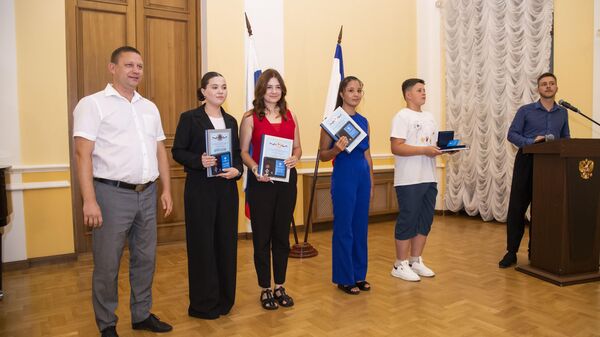 Церемония награждения юных крымчан — лауреатов Всероссийской общественно-государственной инициативы Горячее сердце Церемония награждения юных крымчан — лауреатов Всероссийской общественно-государственной инициативы Горячее сердце