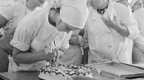 Кондитер за работой Кондитер за работой