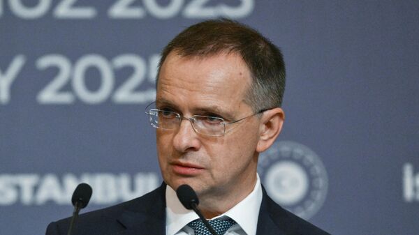 Помощник президента РФ Владимир Мединский во время пресс-подхода после завершения переговоров между делегациями России и Украины во дворце Чираган в Стамбуле