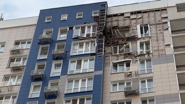 Беспилотник ВСУ атаковал многоэтажку в Белгороде