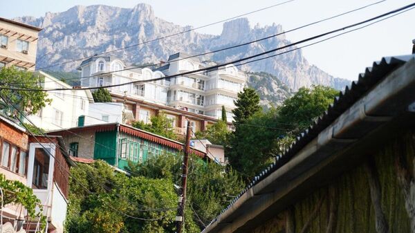 Улица в Алупке Улица в Алупке