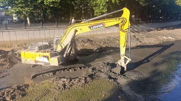 В Симферополе техника расчищает русло реки Салгир