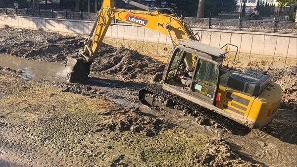 В Симферополе техника расчищает русло реки Салгир
