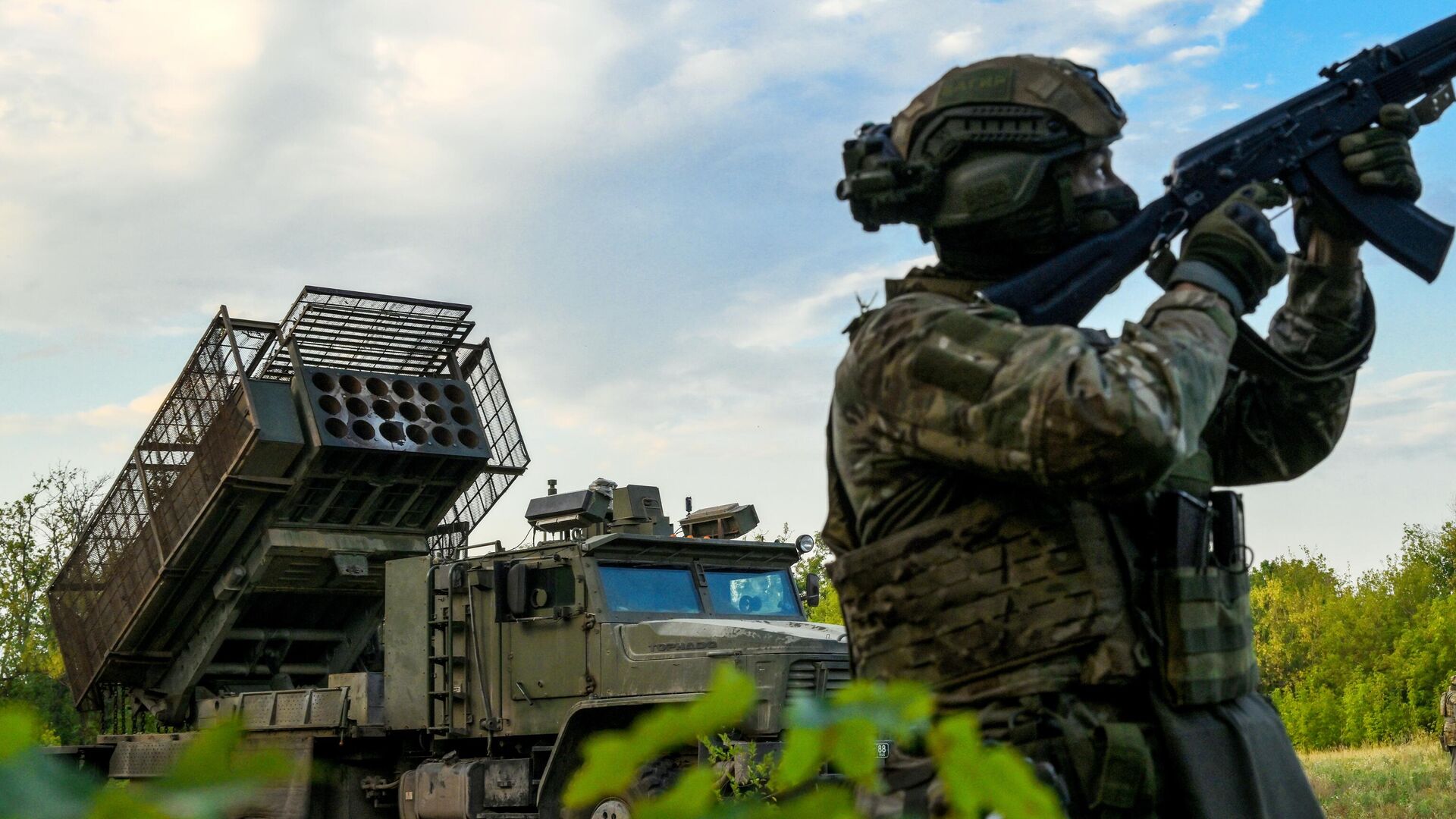 Военнослужащий группы воздушного прикрытия защищает от дронов огнеметную систему ТОС-2 Тосочка группировки войск Центр Военнослужащий группы воздушного прикрытия защищает от дронов огнеметную систему ТОС-2 Тосочка группировки войск Центр - РИА Новости, 1920, 01.08.2025