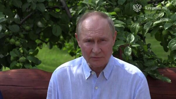 Президент России Владимир Путин отвечает на вопросы журналистов после неформальной встречи с президентом Белоруссии Александром Лукашенко на Валааме