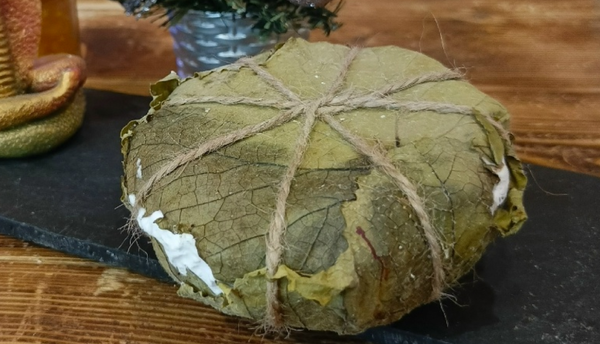 Наш сыр как Балаклава – белые горы ее окружают и виноградники, а жгуты – это как причальные канаты наших лодок – говорит Елена.