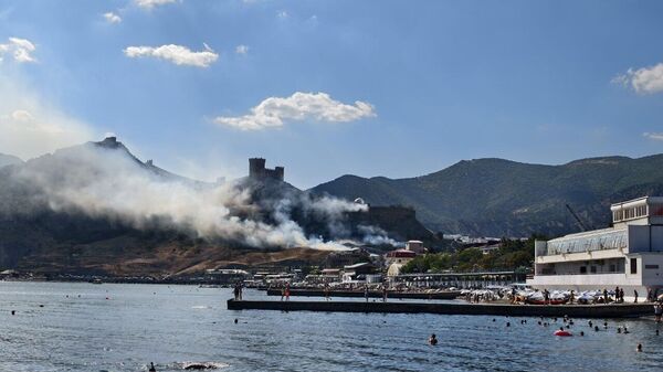 В Судаке горит сухая растительность