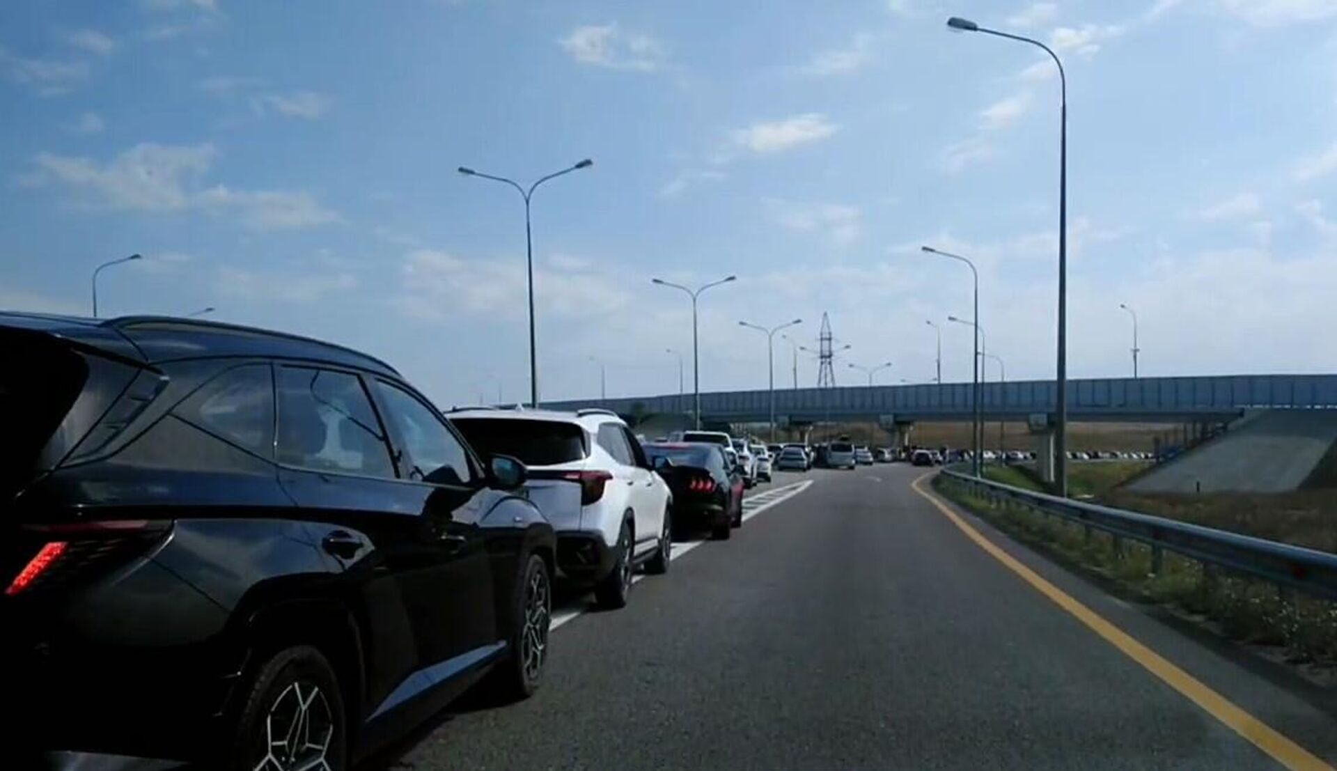 Очередь на Крымском мосту - РИА Новости, 1920, 07.08.2025