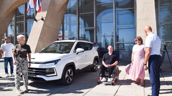 В Крыму боец СВО с парной ампутацией ног получил новый автомобиль