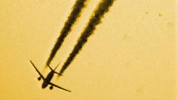 Венера и самолет на фоне Солнца