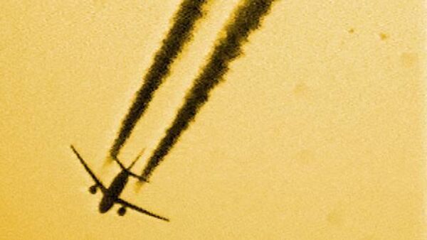 Венера и самолет на фоне Солнца