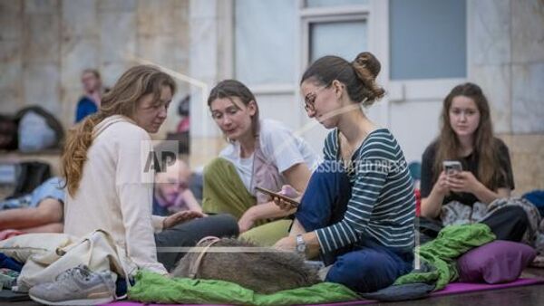 Люди на станции метро в Киеве во время воздушной тревоги, Украина, четверг, 31 июля 2025 года. (AP Photo/Dan Bashakov)