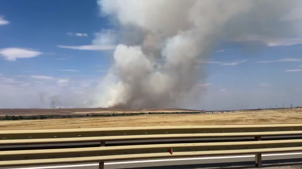 В Белогорском районе Крыма два вертолета тушат ландшафтный пожар