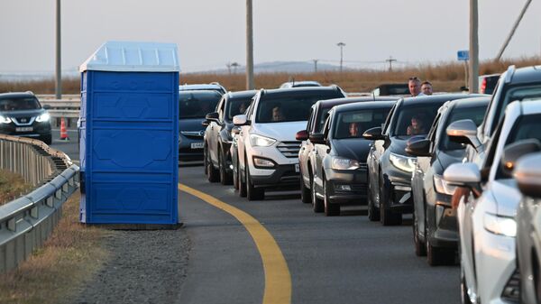 Автомобильная пробка перед Крымским мостом