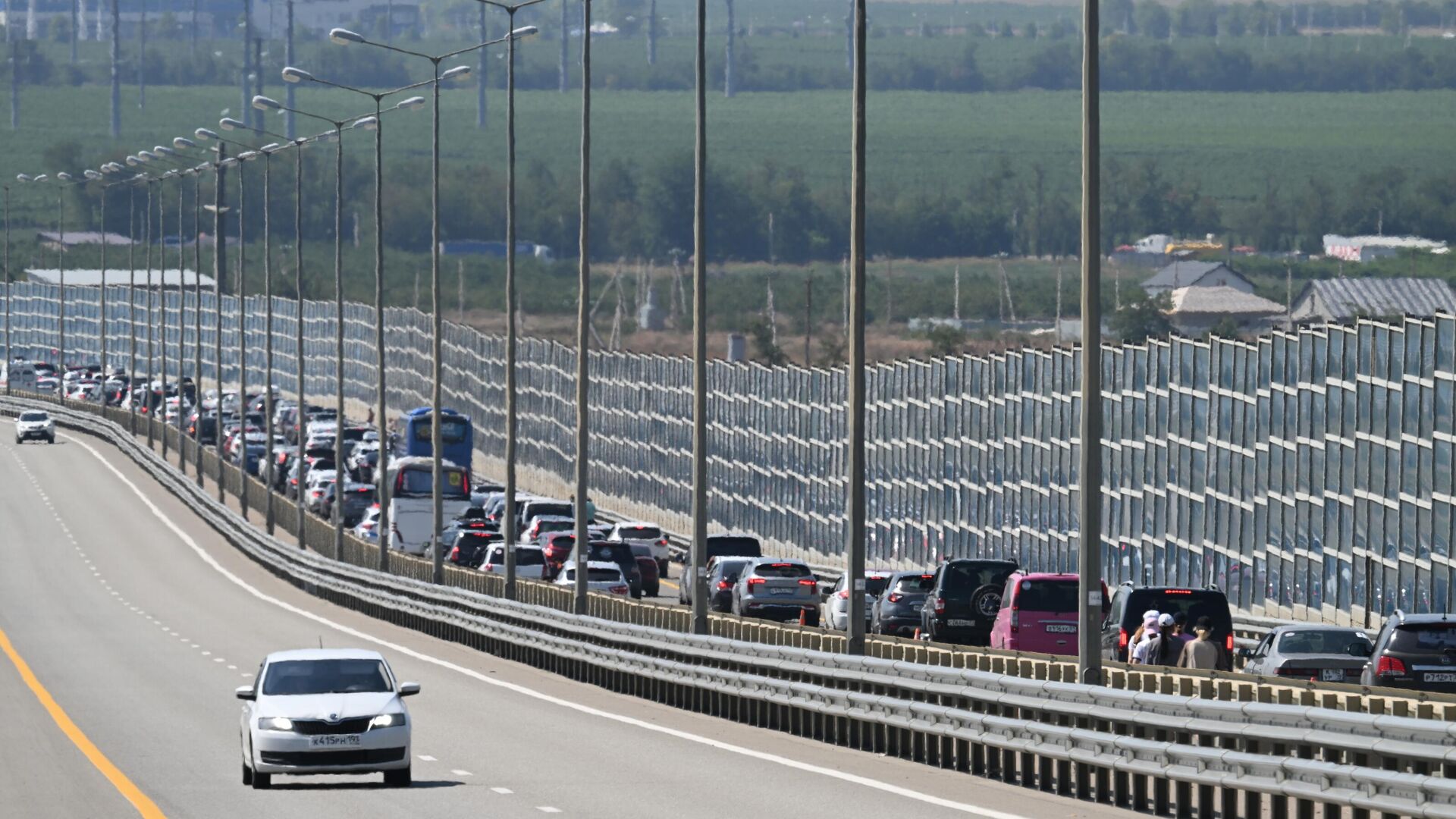 Автомобильная пробка перед Крымским мостом Автомобильная пробка перед Крымским мостом - РИА Новости, 1920, 17.08.2025