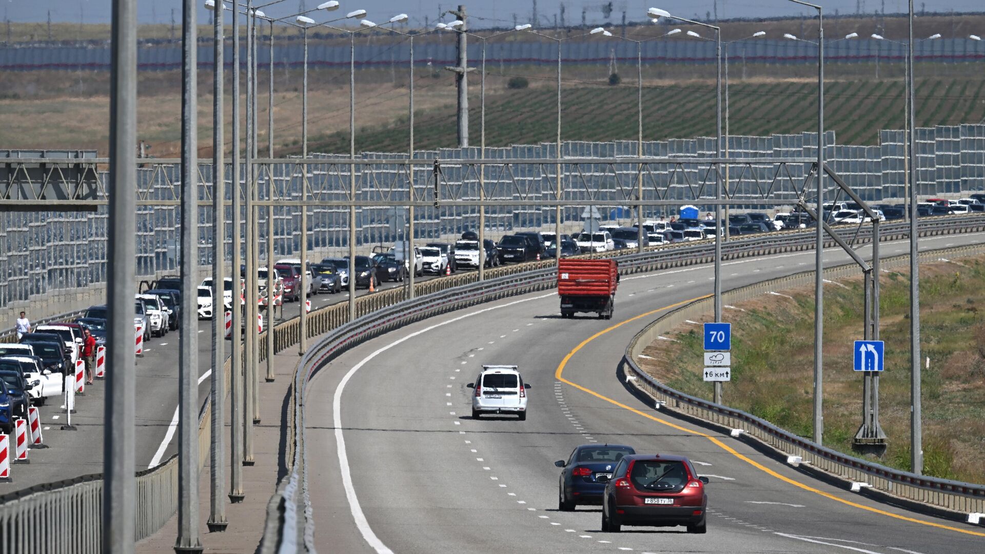 Автомобильная пробка перед Крымским мостом Автомобильная пробка перед Крымским мостом - РИА Новости, 1920, 31.08.2025