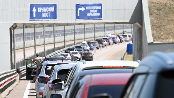 Автомобильная пробка перед Крымским мостом