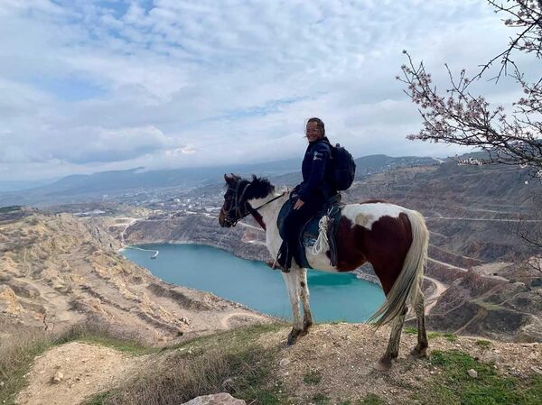 Инна Малышева, основательница конного дома в Севастополе на конной прогулке в окрестностях Балаклавы