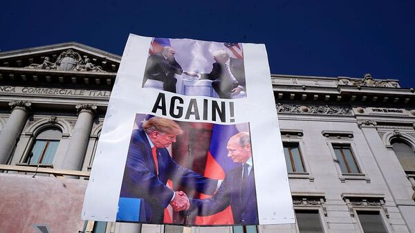 Плакат с Дональдом Трампом и Владимиром Путиным в Милане