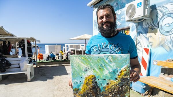 Крымский художник Петр Доценко рисует море из глубины