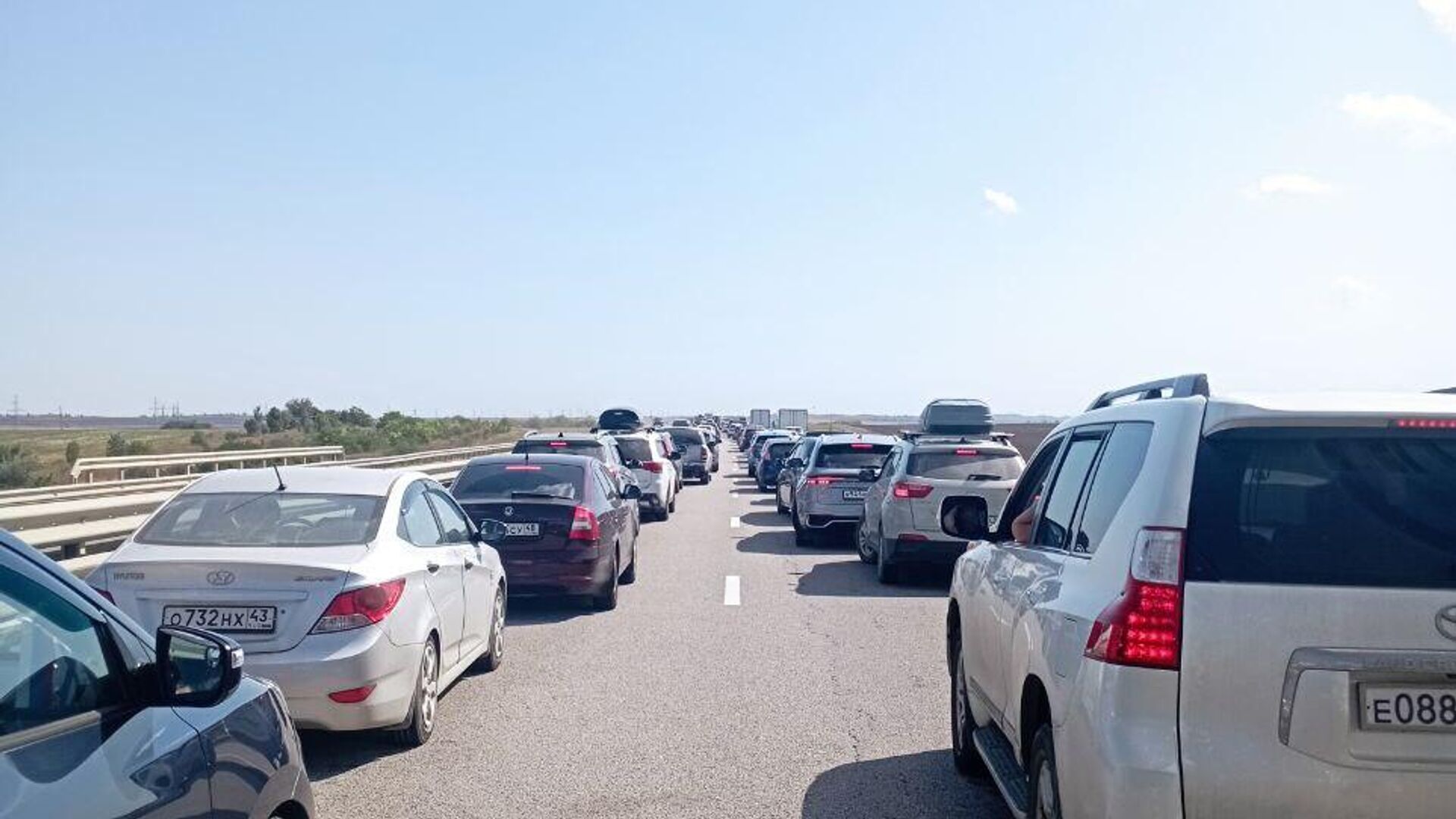 Очереди перед Крымским мостом растянулись на 11 км - РИА Новости, 1920, 15.08.2025