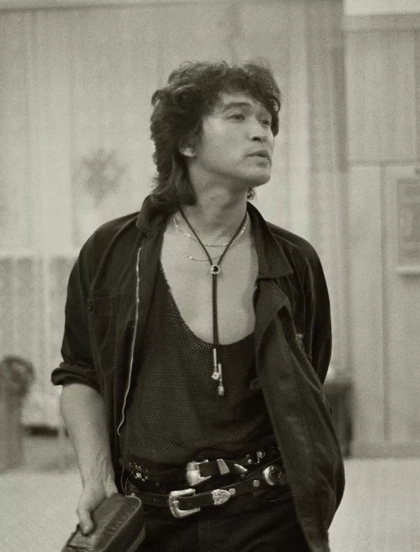 Виктор Цой перед концертом. 1990 год