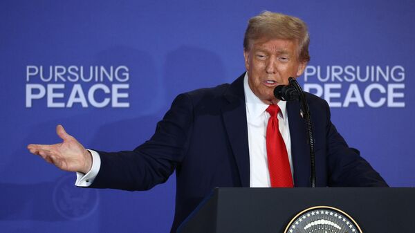 Президент США Дональд Трамп во время совместной с президентом РФ Владимиром Путиным пресс-конференции по итогам переговоров на Аляске.